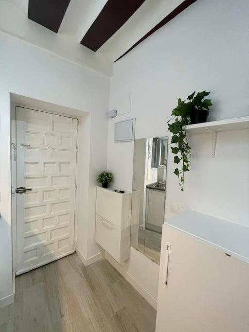 Apartamento Tesorito, Estudio Individual En Malasana, Bajo Pequeno En Calle Del Tesoro Madrid Exterior foto